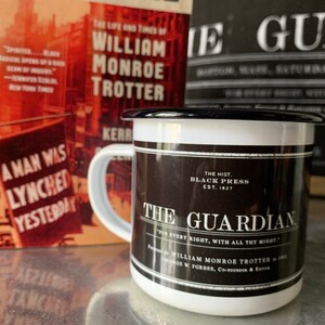 Puede incluir: Una taza de esmalte blanco con un dise&ntilde;o en blanco y negro. La taza presenta el texto "The Hist. Black Press Est. 1827" y "The Guardian" con el lema "For every right, with all thy might." La taza tambi&eacute;n presenta el nombre "William Monroe Trotter" y "George W. Forbes, Co-founder & Editor".