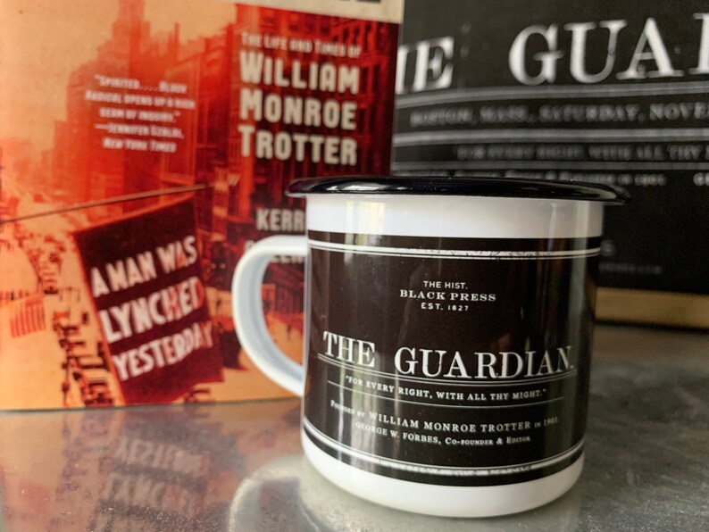 Puede incluir: Una taza de esmalte blanco con un dise&ntilde;o en blanco y negro. La taza presenta el texto "The Hist. Black Press Est. 1827" y "The Guardian" con el lema "For every right, with all thy might." La taza tambi&eacute;n presenta el nombre "William Monroe Trotter" y "George W. Forbes, Co-founder & Editor".