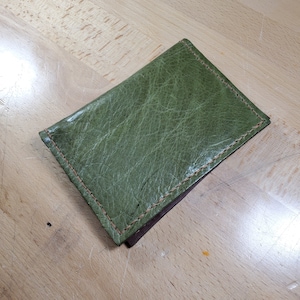 Funda para pasaporte y notas de campo de cuero verde con bolsillos marrones