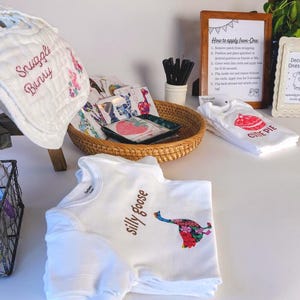 男の子用ロンパース＆よだれかけデコレーションキット：縫い付け不要、アイロン接着式のリバティプリント生地アップリケ。遊び心のある男の子の形が多数揃っています。手芸の経験は不要です。 画像 7