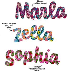 Liberty Fabric Script Name Applikation – Personlig Stryklapp (Ej Sybar)