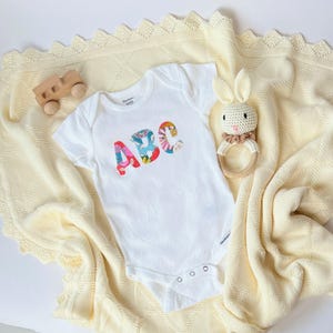 男の子用ロンパース＆よだれかけデコレーションキット：縫い付け不要、アイロン接着式のリバティプリント生地アップリケ。遊び心のある男の子の形が多数揃っています。手芸の経験は不要です。 画像 11