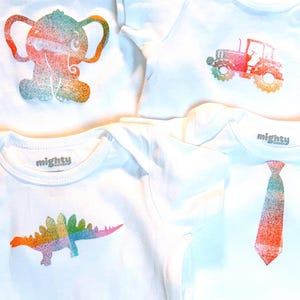 男の子用ロンパース＆よだれかけデコレーションキット：縫い付け不要、アイロン接着式のリバティプリント生地アップリケ。遊び心のある男の子の形が多数揃っています。手芸の経験は不要です。 画像 15