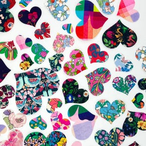 Un assortimento di termoadesivi a forma di cuore per lavori artistici e artigianali, patchwork, riciclo creativo di vestiti, creazioni per baby shower e molto altro!