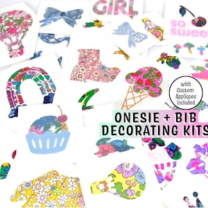 Pode incluir: Uma coleção de aplicações de tecido coloridas com padrões florais, arco-íris, cupcakes, botas e laços. O texto diz: with Custom Appliques included, ONESIE + BIB DECORATING KITS. Estes remendos decorativos exibem várias formas e estampas vibrantes.
