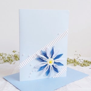 Tarjeta de feliz cumpleaños número 18 con flores de loto azules en filigrana. Amo a mi novia. Felicitaciones por el nuevo trabajo. Regalo de aniversario para mi prometido.