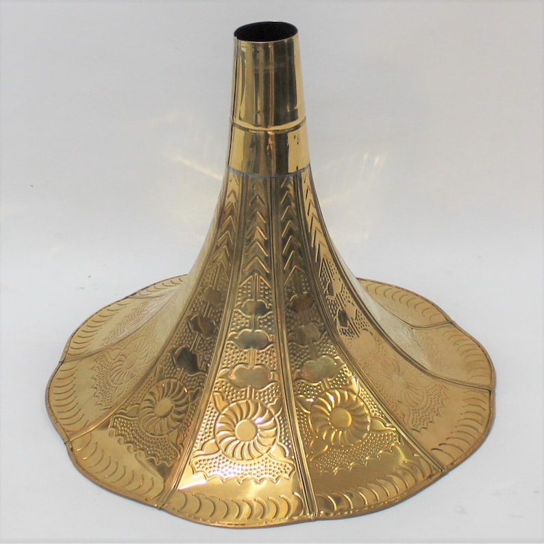 Puede incluir: Un cuerno de gram&oacute;fono de metal dorado con un dise&ntilde;o ornamentado. El cuerno se ensancha en la parte inferior y tiene una abertura estrecha en la parte superior.