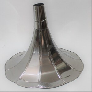 Puede incluir: Un gran cuerno de gram&oacute;fono de metal plateado con una abertura acampanada y un cuello cil&iacute;ndrico liso.