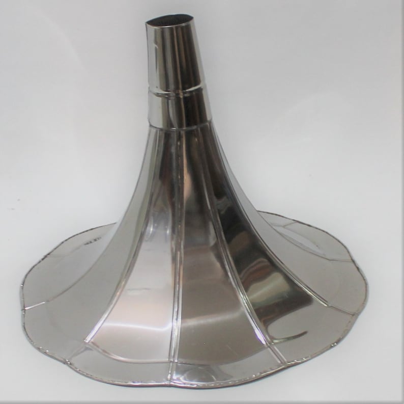 Puede incluir: Un gran cuerno de gram&oacute;fono de metal plateado con una abertura acampanada y un cuello cil&iacute;ndrico liso.