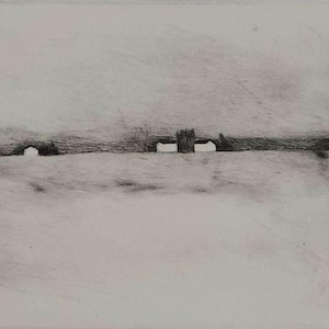 Puede incluir: Un grabado en blanco y negro que representa un paisaje minimalista. Una línea horizontal oscura, posiblemente un horizonte o una masa de tierra, presenta tres aberturas. El cielo y el primer plano están ligeramente sombreados, creando una sensación de profundidad y atmósfera. La obra es un estudio de contrastes.