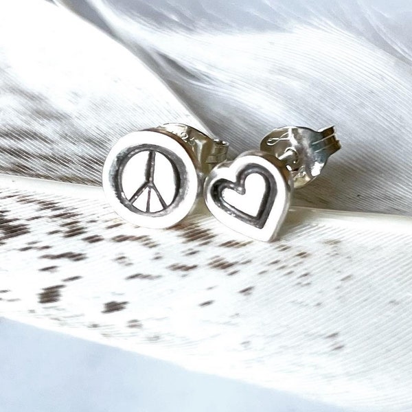 Clous d'oreilles Peace Love en argent fait main, Boucles d'oreilles en argent coeur Peace, Argent sterling, Clous d'oreilles coeur d'amour, Boucles d'oreilles dépareillées, Boucles d'oreilles cool