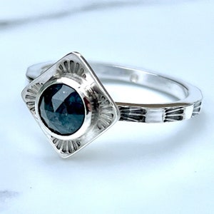 Silver Kyanite Sun Ring, Hand Stamped Blue Kyanite Ring, Sterling Silver Teal Moss Kyanite ring. Handmade Gift for her 画像 1