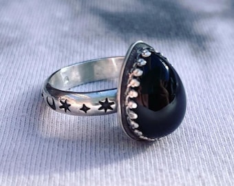 Anillo estampado estrella de plata de ónix negro, anillo celestial de ónix negro de ley estampado, anillo de ónix negro luna estrella Wicca de plata, anillo hecho a mano