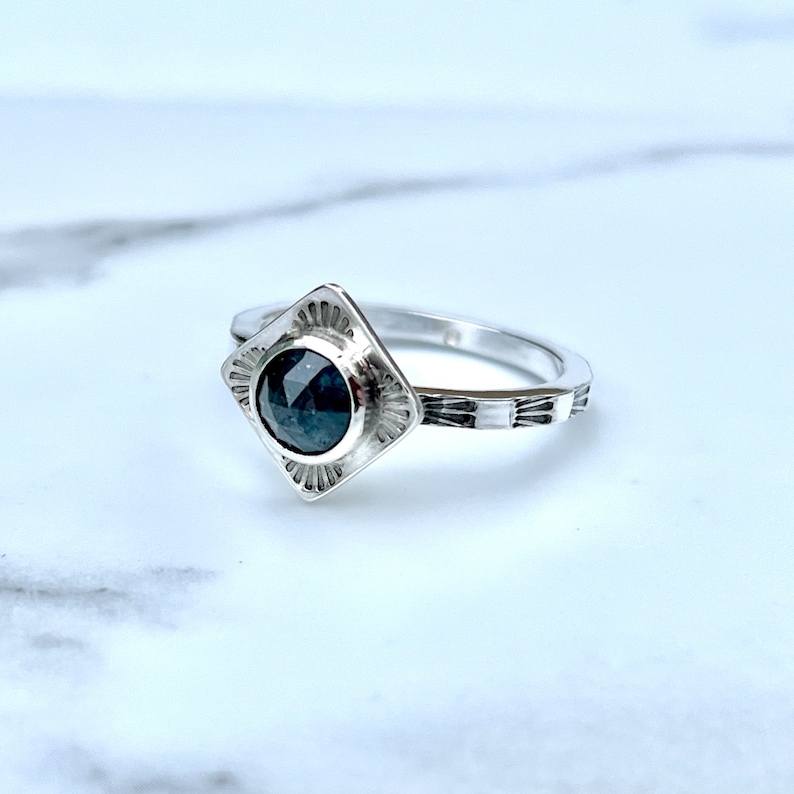 Silver Kyanite Sun Ring, Hand Stamped Blue Kyanite Ring, Sterling Silver Teal Moss Kyanite ring. Handmade Gift for her 画像 1