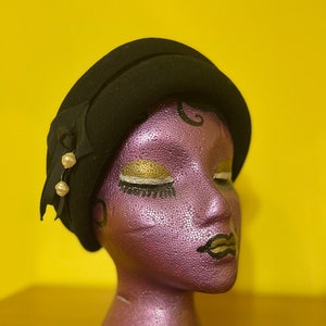 1950’s vintage Black pillbox hat with pearls/1950’s ladies black formal hat with pearls/1950’s Rockabilly New Look hat black with pearls