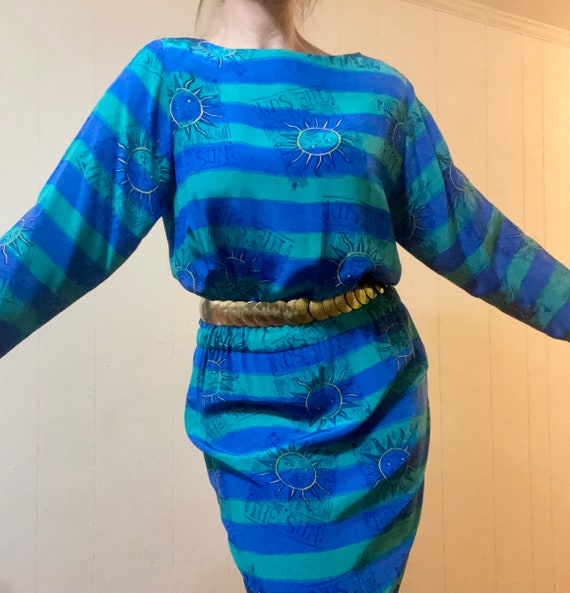 1980’s vintage Silk Op Art Sun print blue dress/1… - image 8