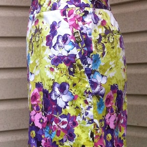 SALE - 1980&#39;s vintage Adrienne Vittadini  floral mini skirt with brass hardware -XS