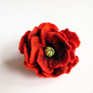 Felted flower brooch,felt brooch,felt brooch flower, felt pin, poppy hand felted brooch red poppy, wet felt flowers