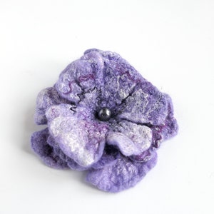 Gevilte bloem broche, hand gevilte wol speld, violette lavendel OOAK bloem speld naar sjaal, hoed
