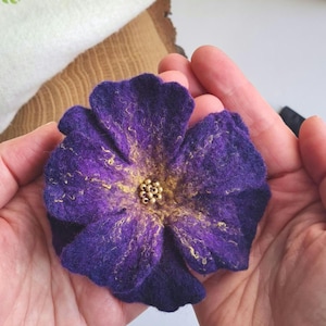 Lila Wolle Blumen Brosche, himmelblaue Blumen Brosche aus Merino Wolle gefilzt, leuchtende Filz Anstecknadel, Geschenk für sie, Eco-Chic, handgemacht Geschenk