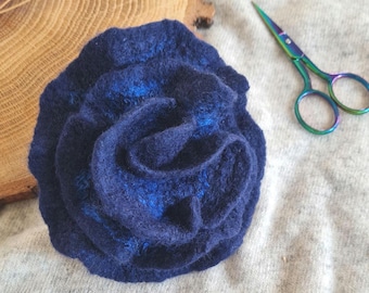 Handgemachte gefilzte Wolle Brosche - Navy Blaue Blume Anstecknadel, elegantes Statement Accessoire, feminine Filzbrosche