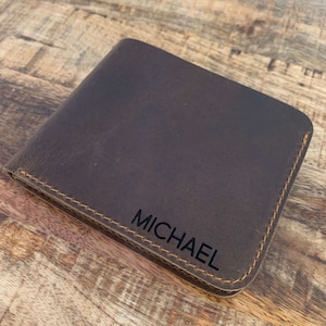 Billetera grabada para hombre, billetera con monograma personalizado, billetera de cuero plegable, billeteras para hombre, billetera para padrinos de boda, billetera personalizada para hombre
