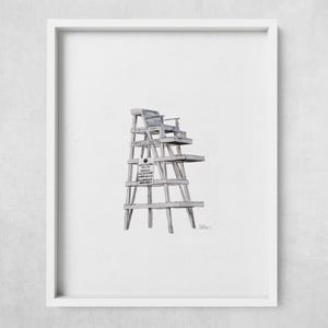 Puede incluir: Una impresión en blanco y negro enmarcada de una silla de salvavidas. La silla es alta, con un asiento en la parte superior y una pequeña plataforma debajo. La silla tiene un letrero. La impresión está en un marco blanco.