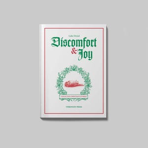 Peut inclure: Une couverture de livre avec un fond blanc et une bordure rouge. Le titre "Discomfort & Joy" est en lettres gothiques vertes. Une couronne verte entoure un objet rouge. Le texte "Collected Christmas Stories" et "Threnody Press" sont également présents.