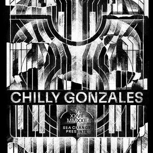 Puede incluir: Un póster en blanco y negro con el texto "Chilly Gonzales" y "Sea Change Presents" en una fuente estilizada y en negrita. El póster también incluye la fecha "XXVII MMXXII" y la ubicación "Dartington Great Hall".