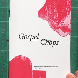 Puede incluir: Una portada de libro blanca con el título "Gospel Chops" en texto negro. La portada presenta un diseño abstracto rosa y el texto "A short collection of small stories* Luke Drozd* and other miscellany".