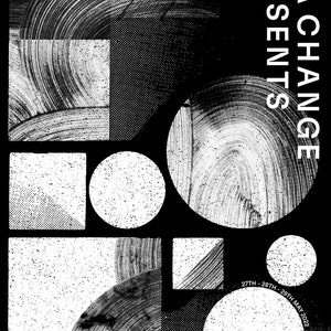 Puede incluir: Póster de diseño gráfico en blanco y negro con el texto "Seachange Presents Totnes 27th - 28th - 29th May 2022". El póster presenta una serie de círculos y cuadrados superpuestos con un efecto texturizado de pinceladas.