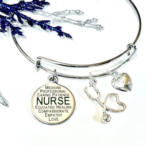 Verpleegster met hart en stethoscoopbedels uitbreidbare armband