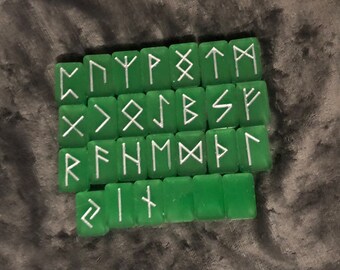 Ensemble de runes Futhark sureau en résine vert émeraude