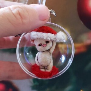 OOAK ミニチュアかわいいクマの彫刻 クリスマスオーナメント入りギフト ~ マイクロ ~ ミシェル・ロイ Cutest Arts