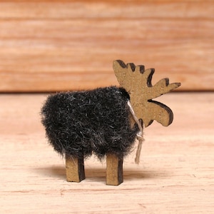 Rustikaler Miniatur-Holzelch mit Fell fürs Puppenhaus