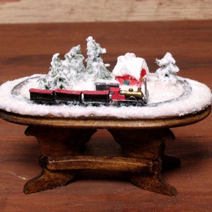 Bezaubernde Miniatur-Weihnachtstisch mit Zug fürs Puppenhaus