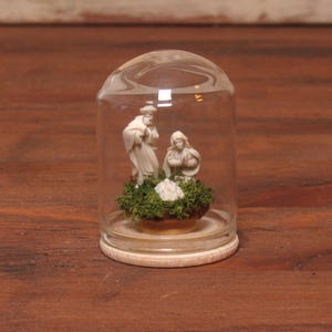 Squisito presepe in miniatura sotto vetro per la casa delle bambole.