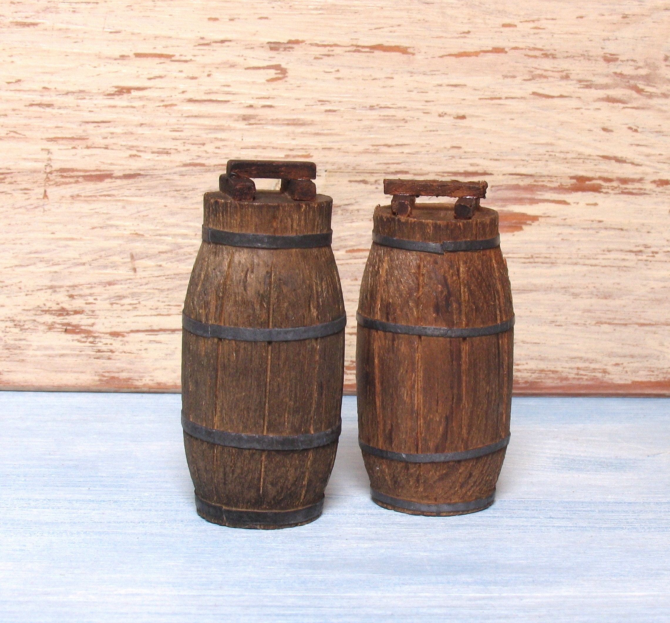 Barril de madera en miniatura rústico con anillos metálicos | Etsy