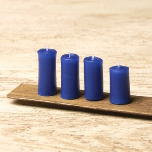 Gentiaankleurige miniatuur pilaarkaarsen voor het poppenhuis