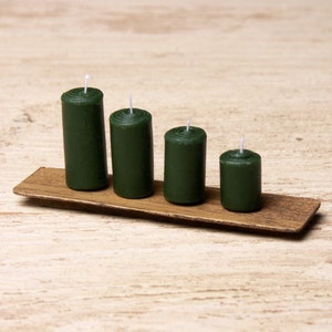 Donkergroene miniatuur pilaarkaarsen voor het poppenhuis