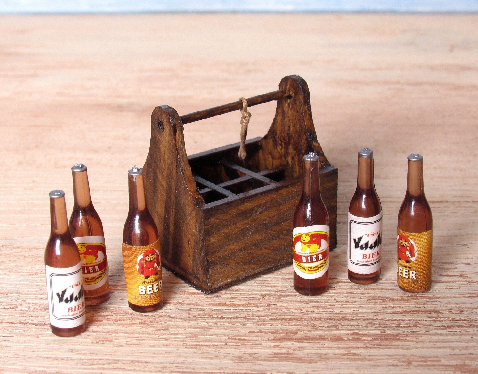 6 bouteilles de bière, Boissons, bouteilles, description, accessoires et  miniatures pour maison de poupées 