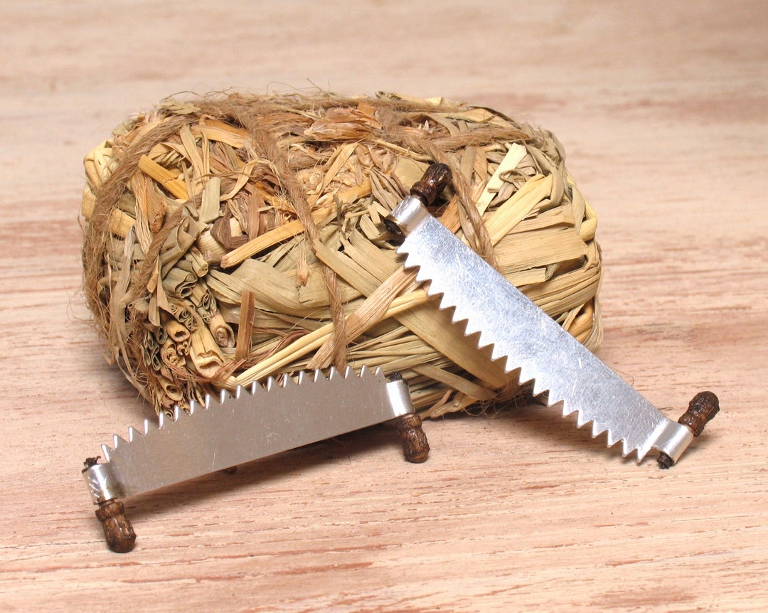 Handley 1:12 Scale Metal Crosscut Saw – Dollhouse Miniature Tool