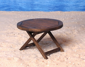 Miniatuur tuintafel voor het poppenhuis