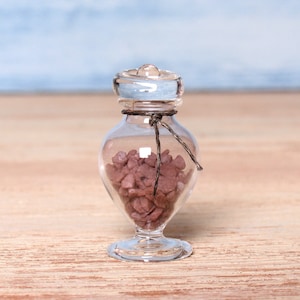 Elegante miniatuur glazen container met chocolade voor het poppenhuis