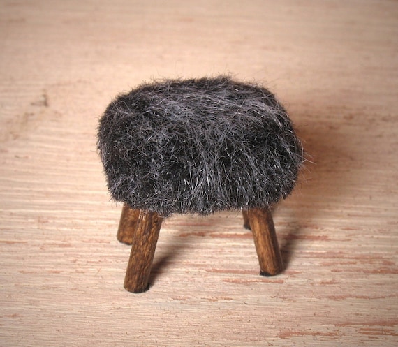 Sgabello in pelliccia in miniatura per la casa delle bambole - Main Image