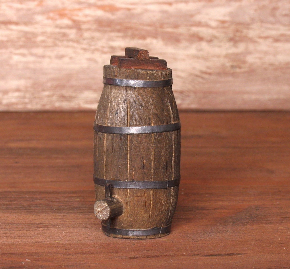 Rustikales Miniatur-Holzfass mit Metallringen fürs Puppenhaus | Etsy