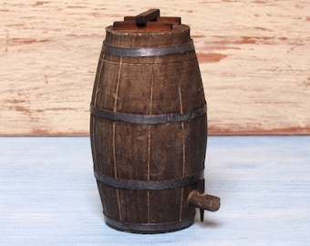 Barril de madeira em miniatura rústico com argolas de metal para casa de bonecas