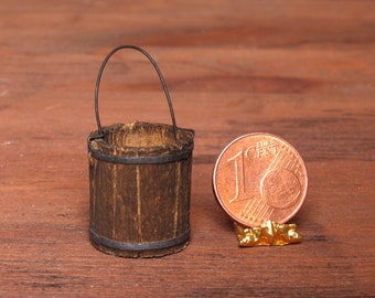 Rustikaler Miniatur-Traubeneimer mit Metallringen fürs Puppenhaus