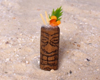 Taza miniatura con tótem tiki hawaiano a escala 1:6