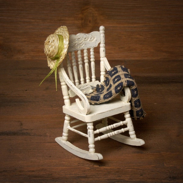 Shabby Chic Miniatur-Holz-Schaukelstuhl fürs Puppenhaus